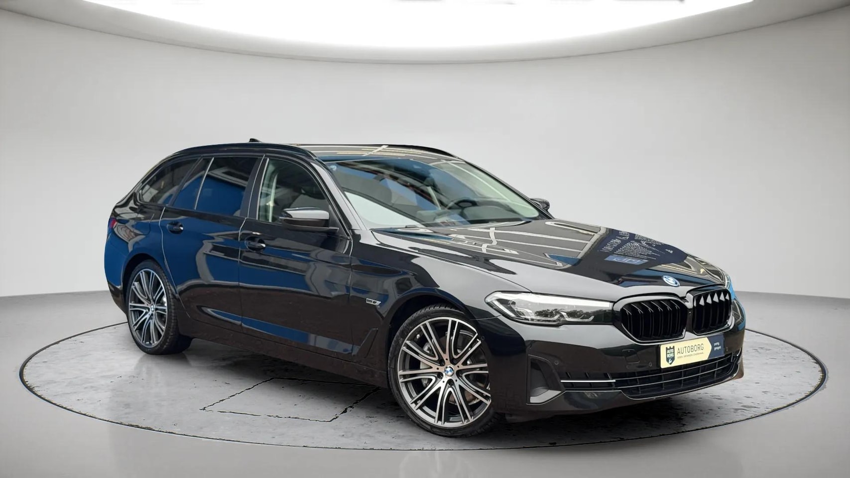 BMW 5-serie Touring - 530e Business Edition Plus Gratis Afleverpakket! | Achteruitrijcamera | Voorstoelen/Stuurw - AutoWereld.nl