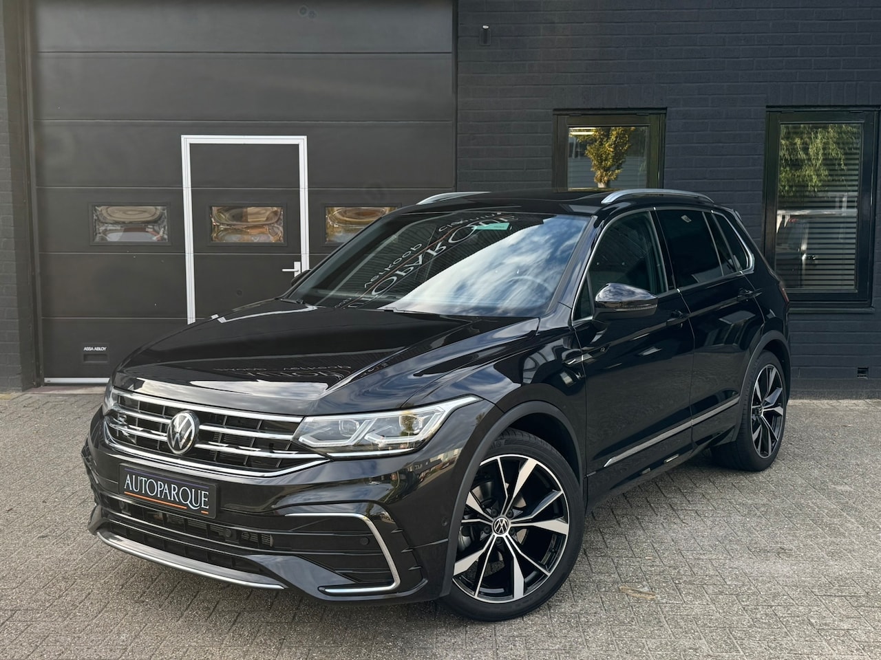 Volkswagen Tiguan - 1.5 TSI R-Line Business+ - Trekhaak - NL Auto - Full options - AutoWereld.nl