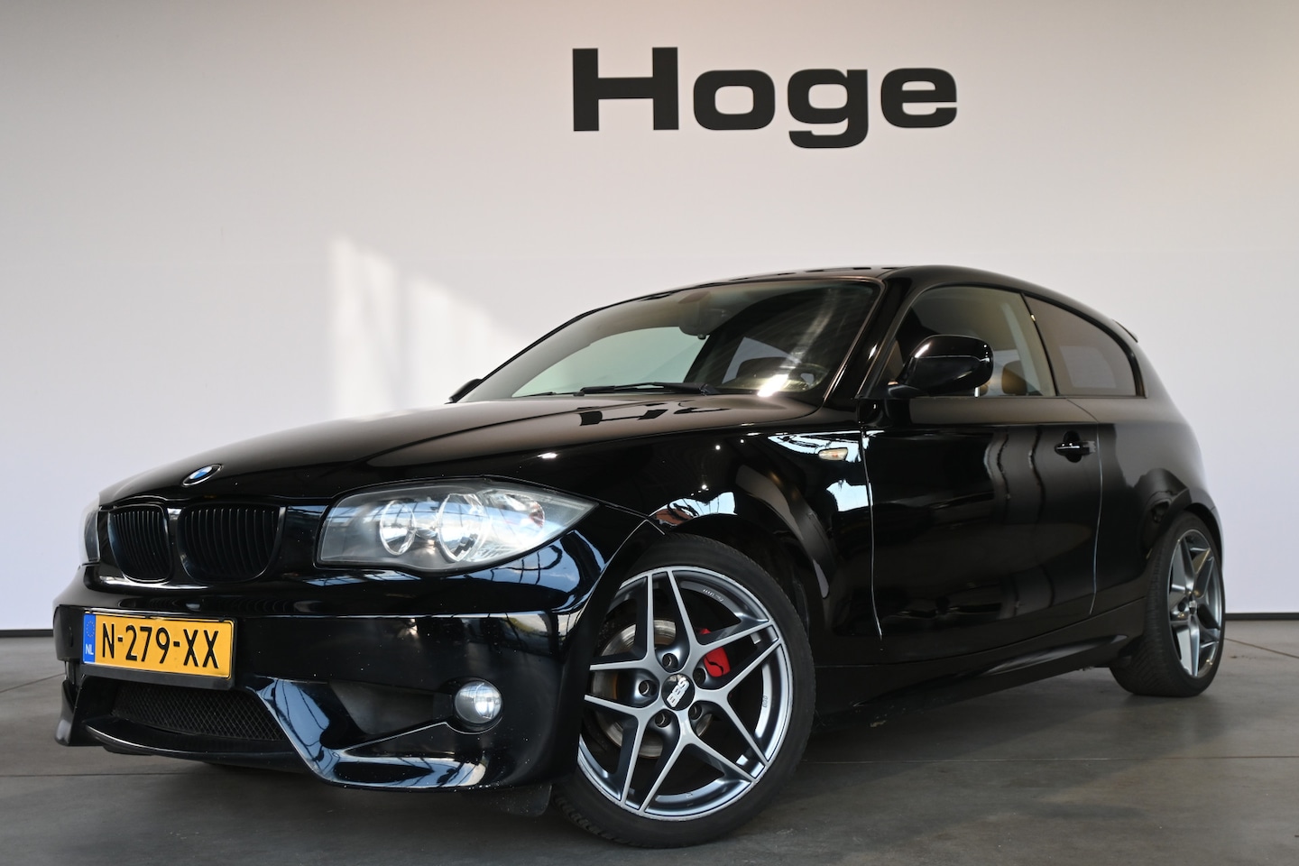 BMW 1-serie - 116i Airco Navigatie Pdc Lichtmetaal Elektrisch pakket Goed Onderhouden! Inruil Mogelijk! - AutoWereld.nl