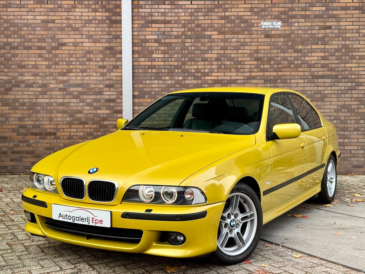 BMW 5-serie - 525i M-Sport Phoenix Gelb 1 van 3 Wereldwijd geleverd - AutoWereld.nl