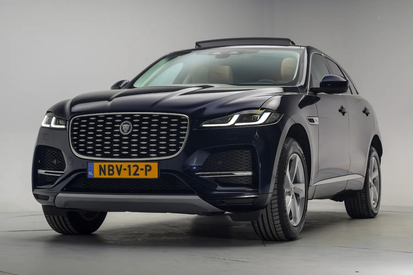 Jaguar F-Pace - 2.0 P400e PHEV AWD S [ Panorama Leder Apple/Android ] - AutoWereld.nl