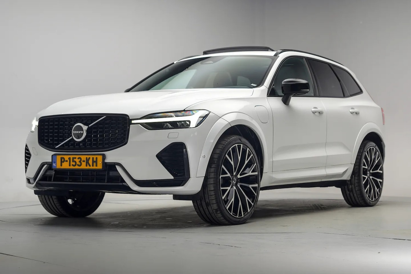 Volvo XC60 - 2.0 T8 Plug-in AWD R-Design Aut. [ Panoramadak Bowers & Wilkins Head-up ] - AutoWereld.nl