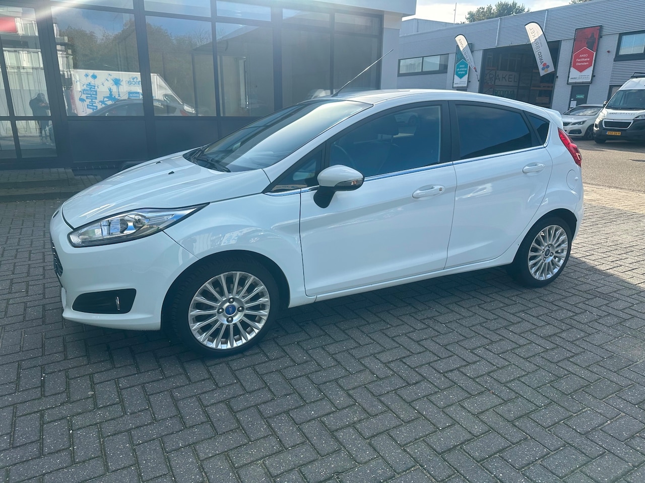 Ford Fiesta - 1.0 EcoBoost Titanium NW DISTRIBUTIERIEM AIRCO LEER - AutoWereld.nl