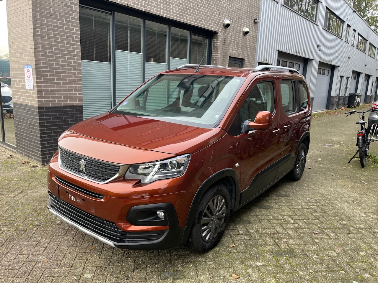 Peugeot Rifter - 1.2 Puretech Allure! Navi! PDC! Trekhaak! - AutoWereld.nl