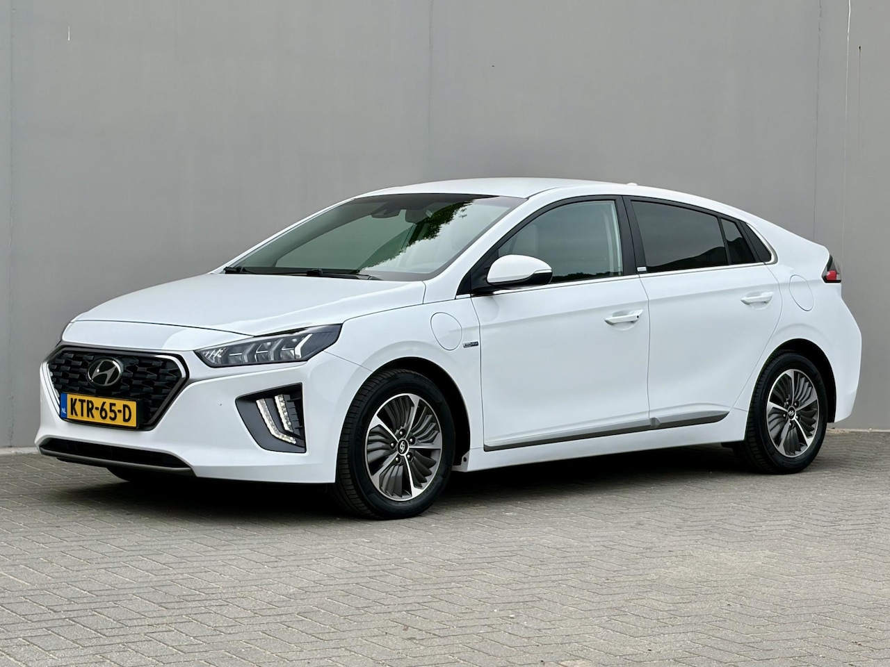 Hyundai IONIQ - 1.6 GDi Comfort - Plus / PHEV / Plug-in / Navigatie / Camera / Android Auto/Apple Carplay - AutoWereld.nl