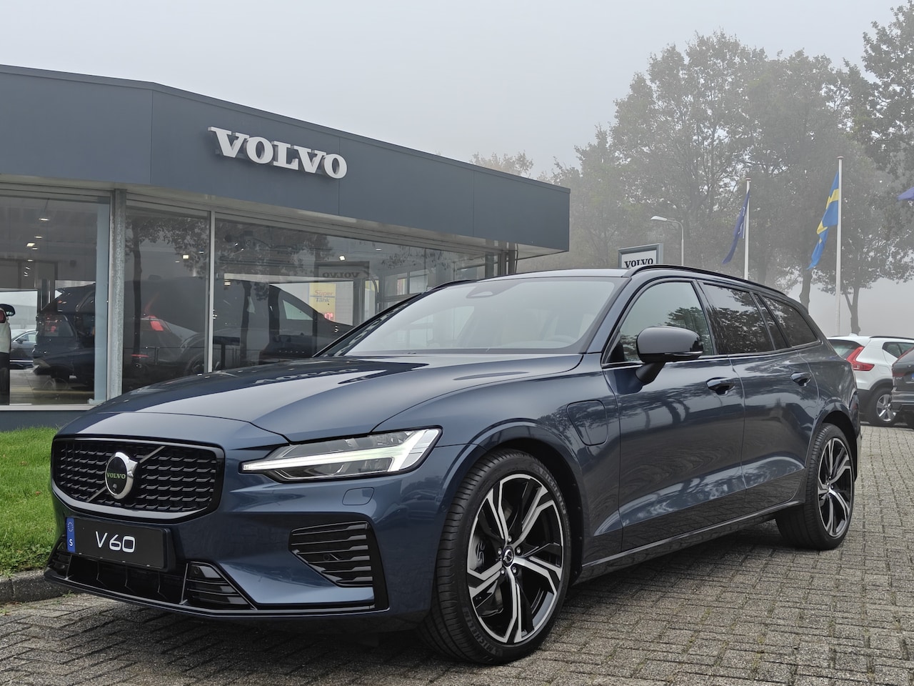 Volvo V60 - T6 350PK Plug-in hybrid AWD Ultra Dark | BLIS | B&W | HUD | Pano | 360 Camera | ACC | Keyl - AutoWereld.nl