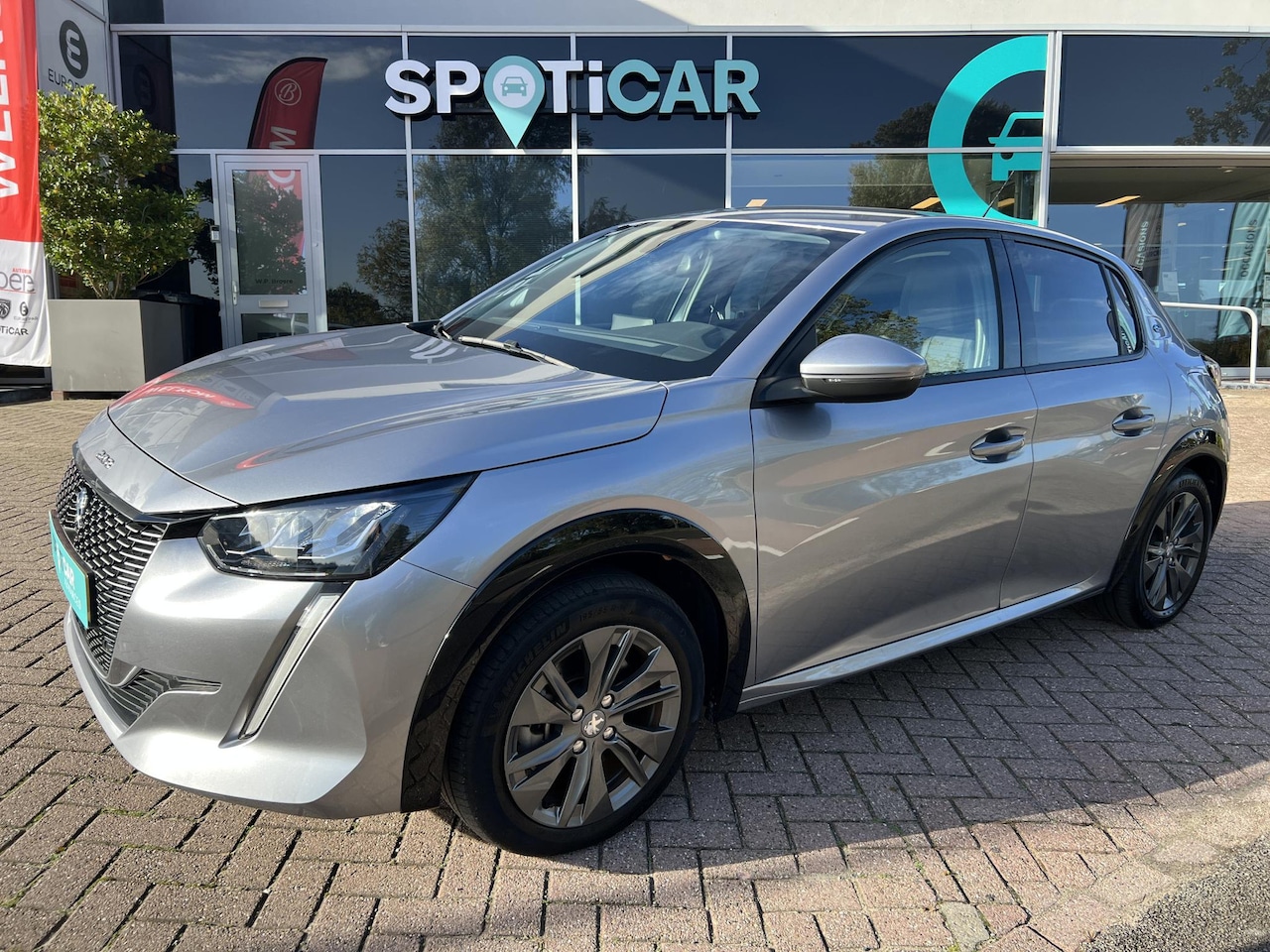 Peugeot e-208 - EV Allure Pack 50 kWh 136 pk Automaat | SOH 92% - AutoWereld.nl