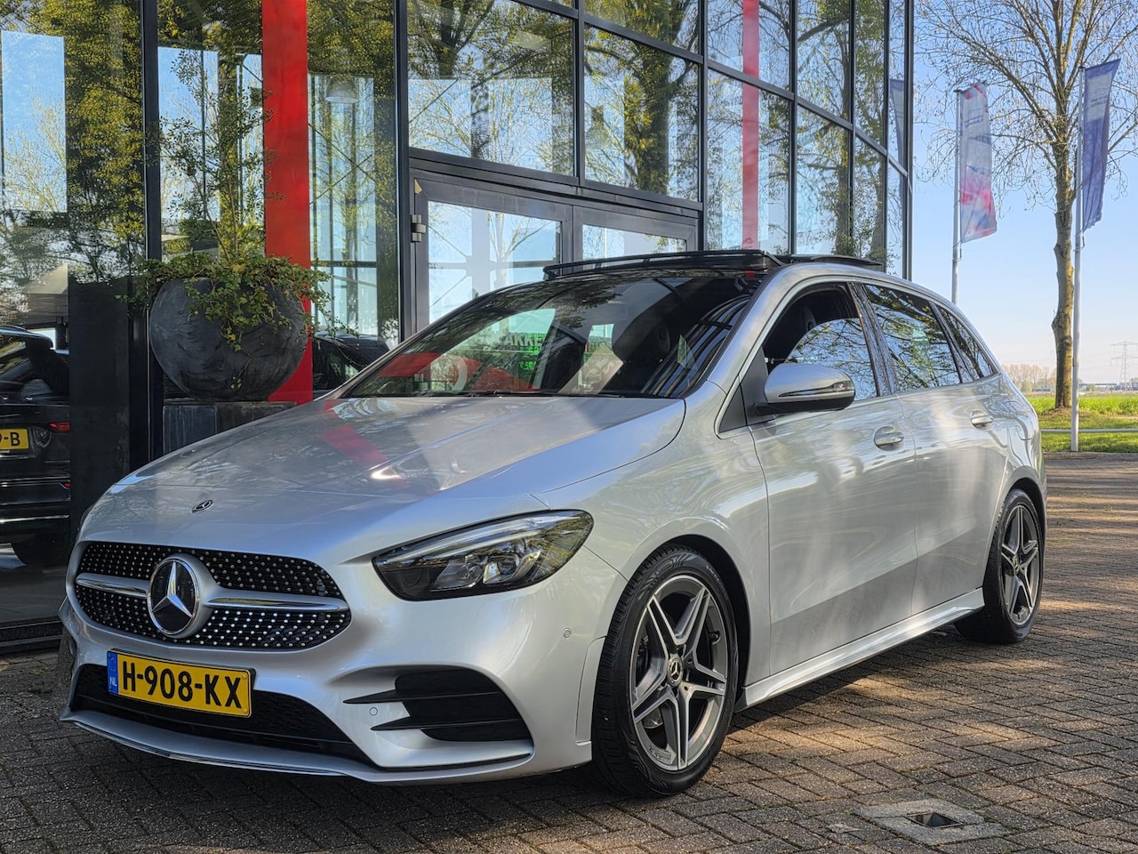 Mercedes-Benz B-klasse - 180 Business Solution AMG AUTOMAAT | Panodak | Afn. Trekhaak | Navigatie | Climate Control - AutoWereld.nl