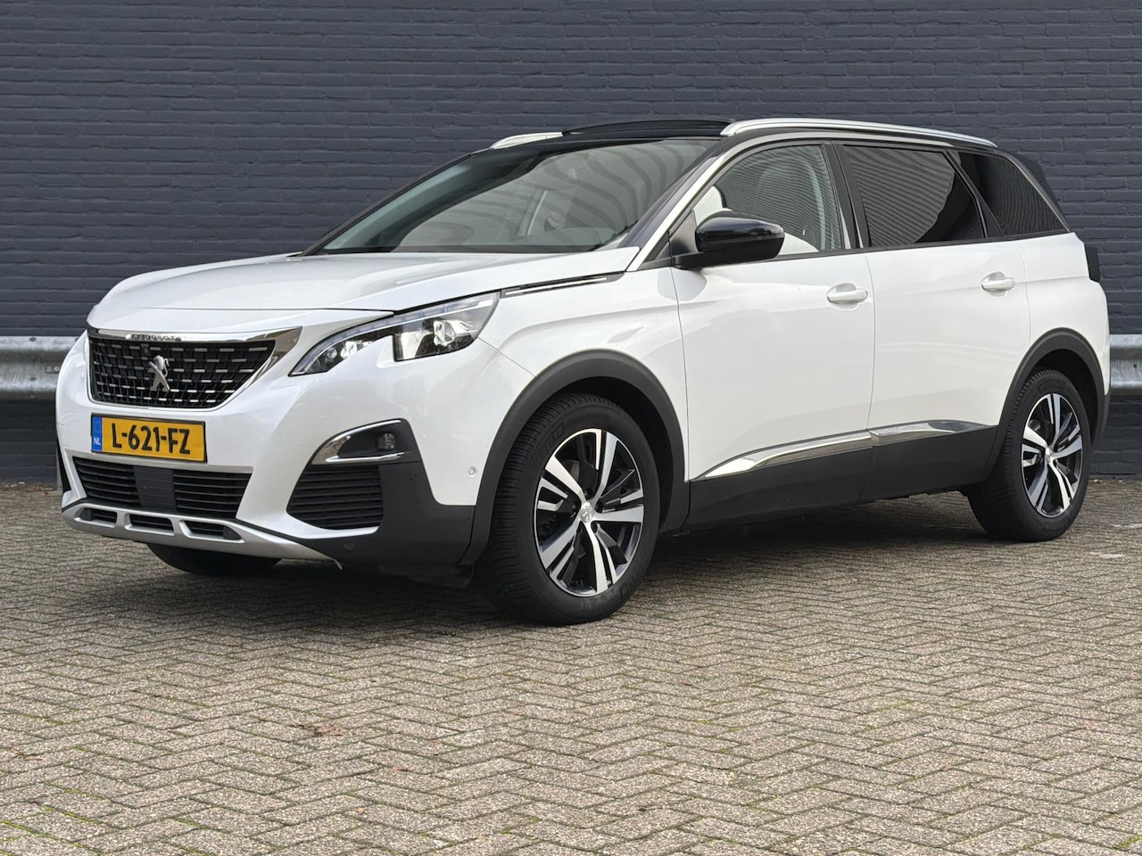 Peugeot 5008 - 1.2 PureTech Allure 7 Persoons | Automaat | Leder | Pano - AutoWereld.nl