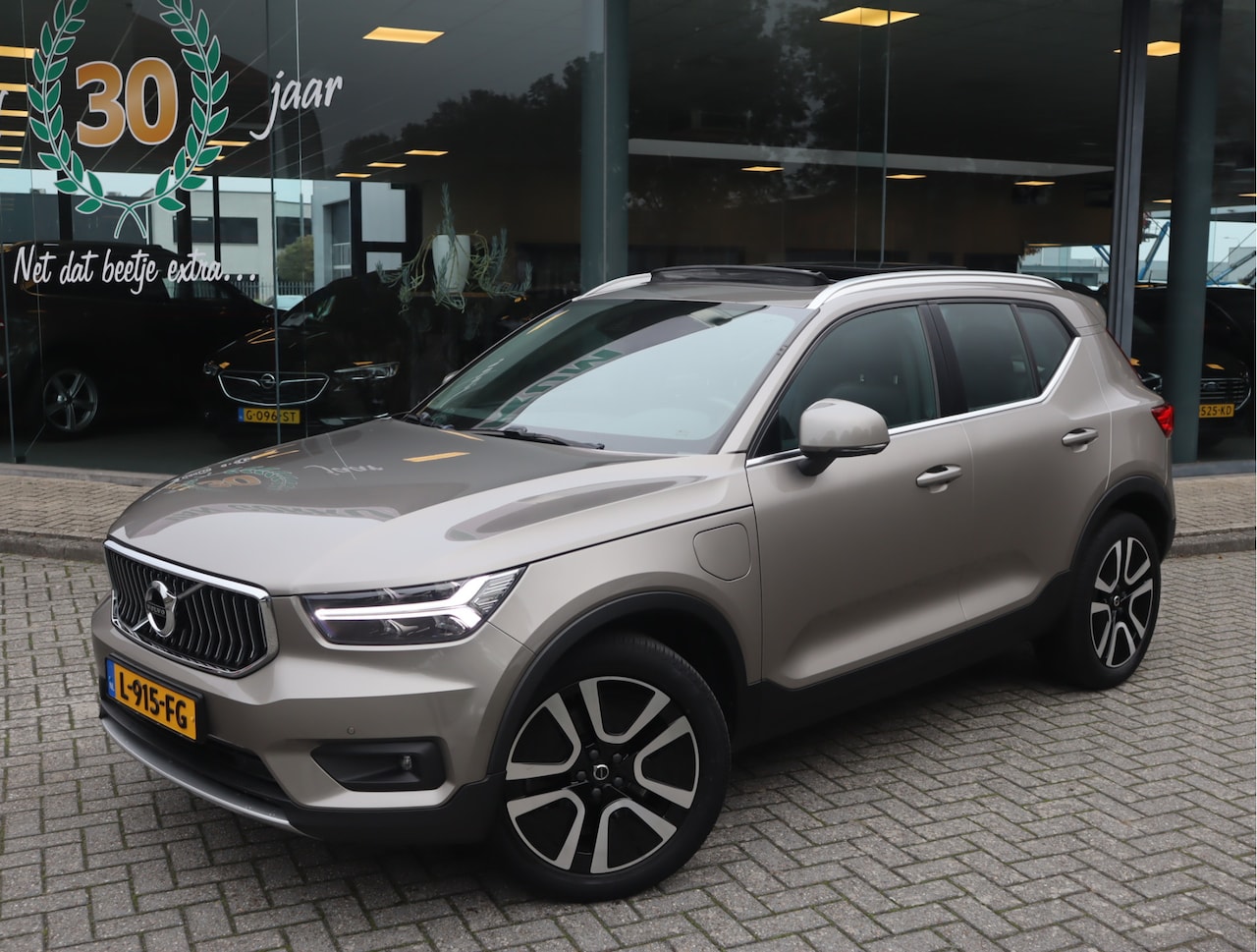 Volvo XC40 - 1.5 T5 Recharge Business Pro Pano, Leder, Trekhaak Dealer onderhouden - AutoWereld.nl