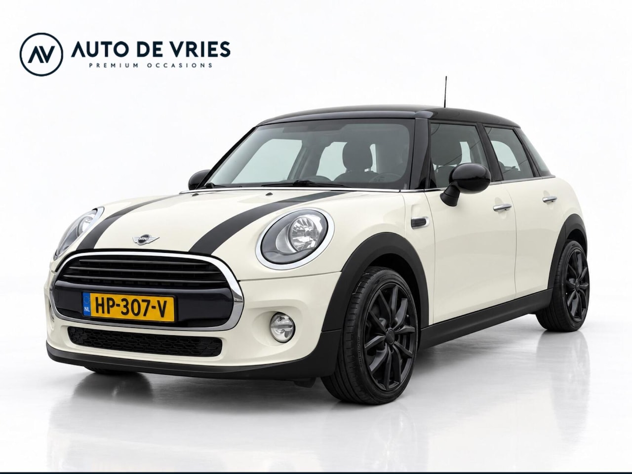 MINI 5-Deurs - 1.5 136pk 5drs. Cooper Business | Airco | Navigatie | Cruise control - AutoWereld.nl
