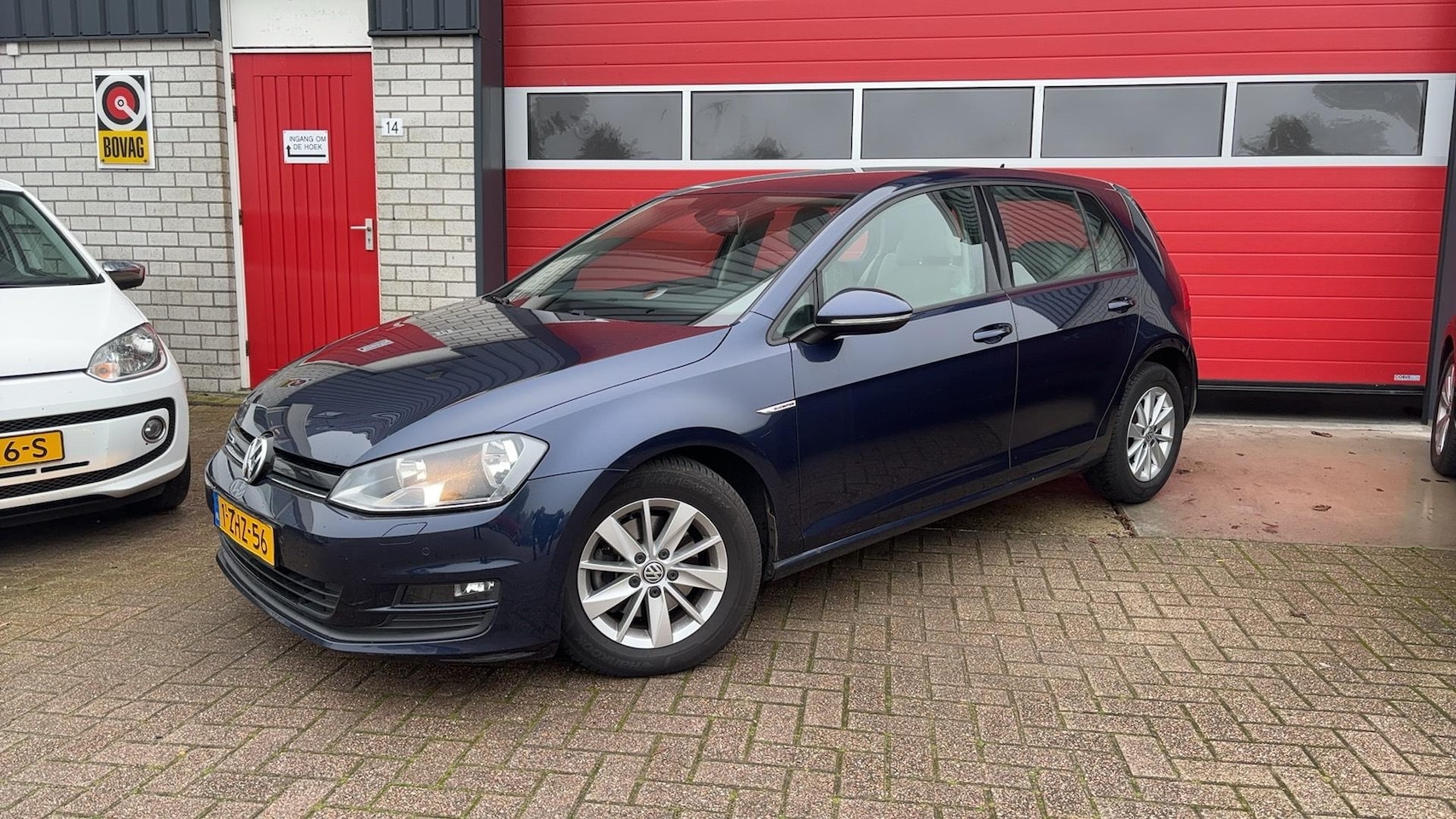 Volkswagen Golf - 1.6 TDI Comfortline BlueMotion STOELVERW / NAVI / CLIMA / PDC / BLUETOOTH / CRUISE / NL-AU - AutoWereld.nl