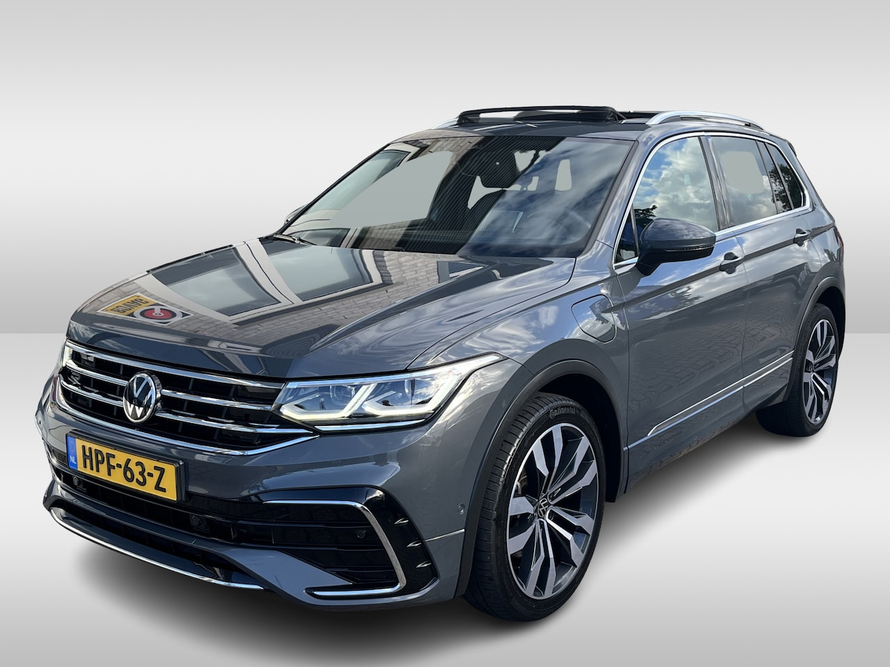 Volkswagen Tiguan - 1.4 TSI eHybrid 2X R-Line / 245 PK/ AUTOMAAT/ TREKHAAK/ PANO/ KEYLESS/ DIGITAL DASH/ HEAD- - AutoWereld.nl