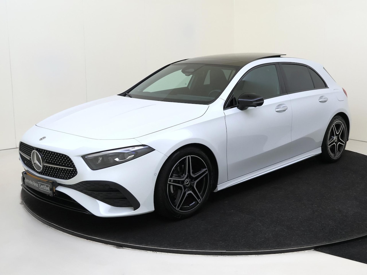 Mercedes-Benz A-klasse - 180 AMG Line Burmester / Panoramadak / Nightpakket / Keyless / 360 Camera / Sfeerverlichti - AutoWereld.nl