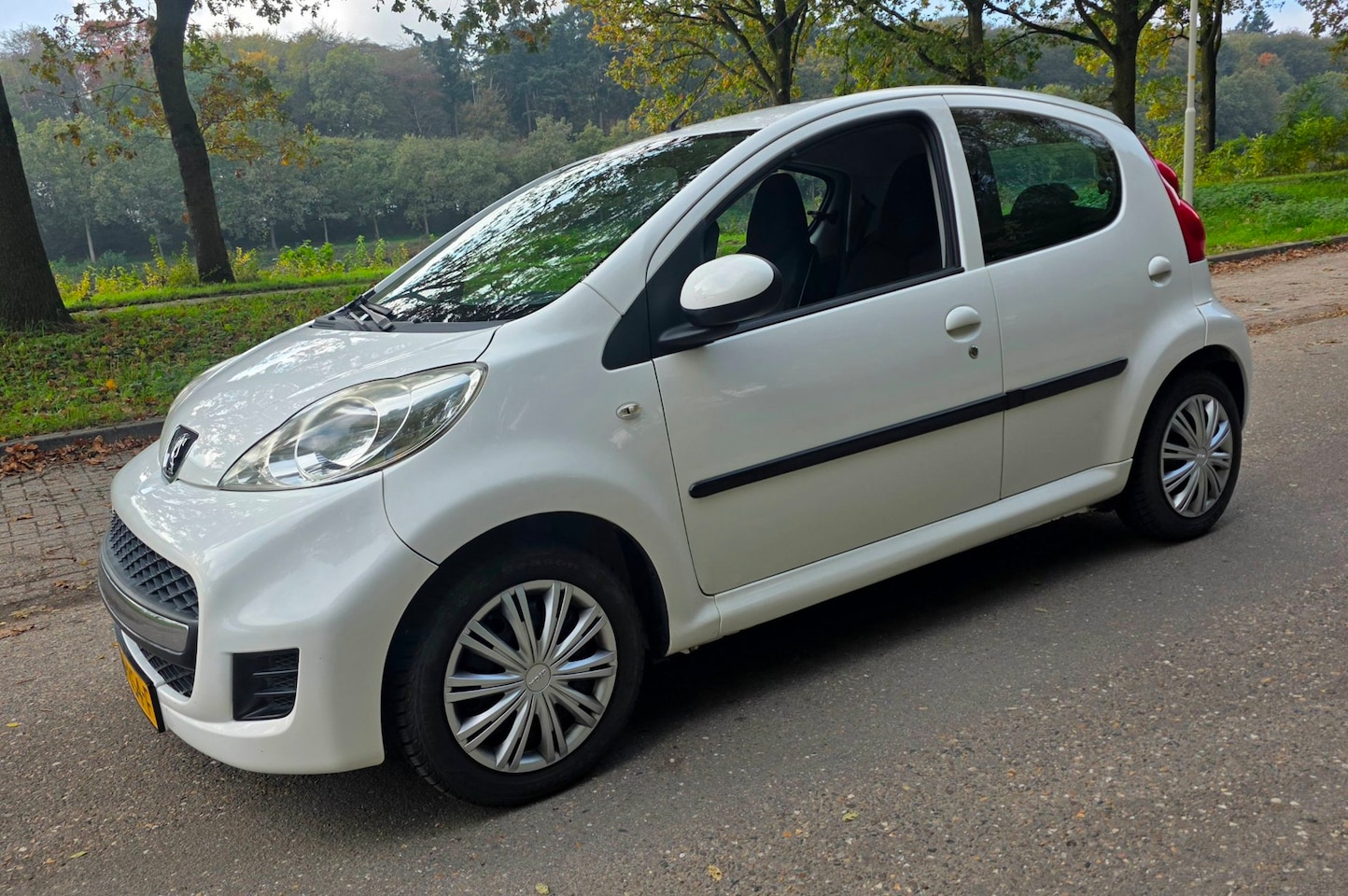 Peugeot 107 - 1.0-12V - 5 Deurs - APK T/M 08-06-2027 - BJ 2012 - AutoWereld.nl