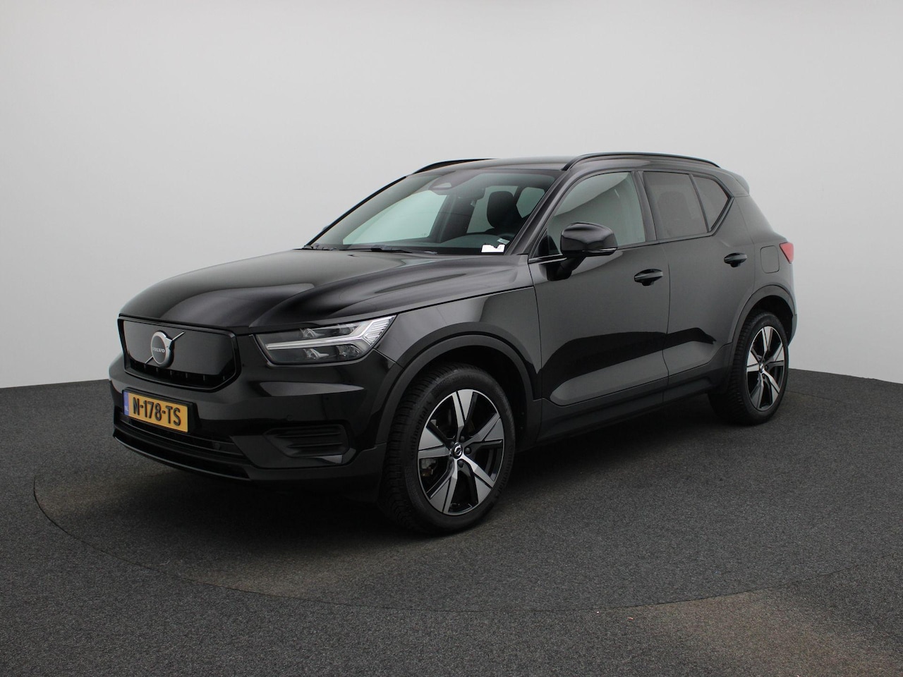 Volvo XC40 - Recharge Core | Apple Carplay / Android Auto | Stoelverwarming | Stuurverwarming | Achteru - AutoWereld.nl