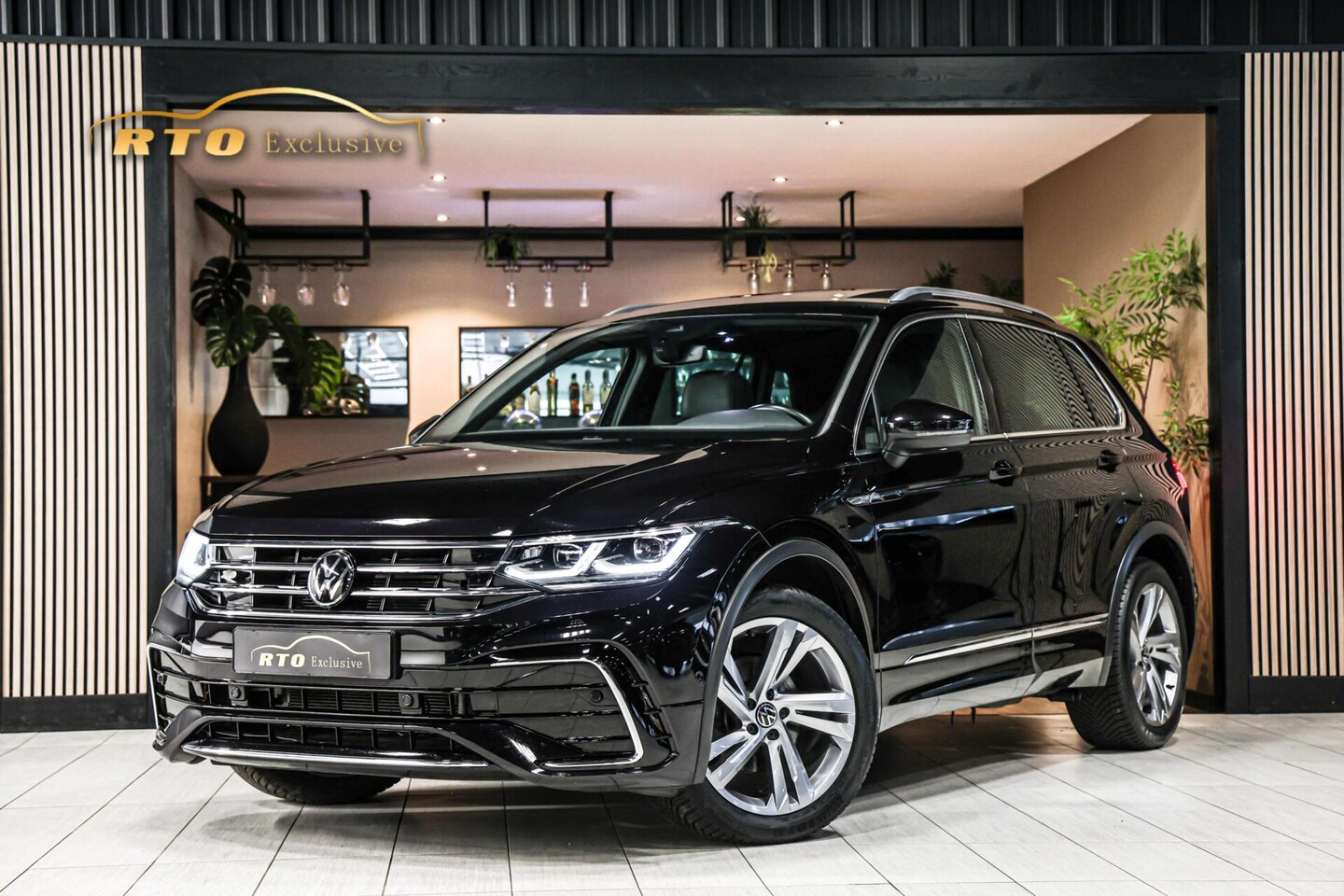Volkswagen Tiguan - 1.5 TSI R-Line Business|Pano|ACC|Trekhaak - AutoWereld.nl