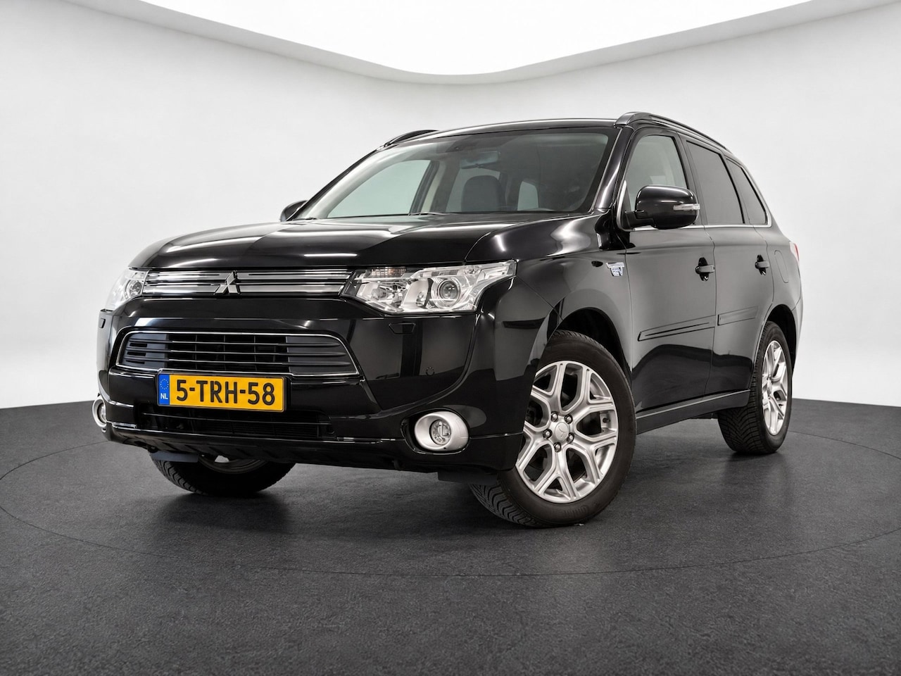 Mitsubishi Outlander - 2.0 PHEV instyle+|LEDER|PANO|TREKHAAK|NL AUTO - AutoWereld.nl
