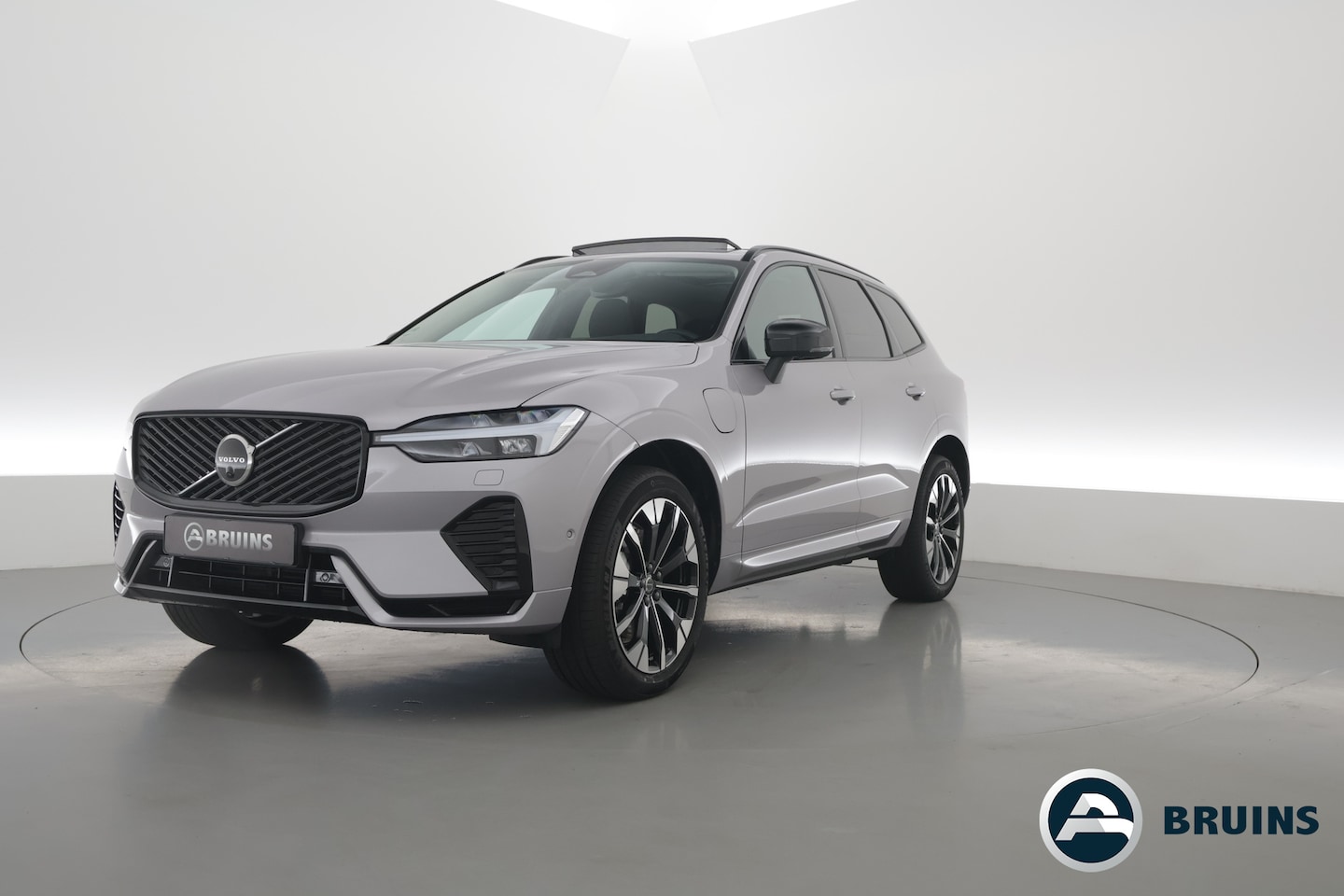 Volvo XC60 - 2.0 T8 Plug-in hybrid AWD Ultra Dark | Pano-dak | Trekhaak | Head-up | 360 camera | Stoel - AutoWereld.nl