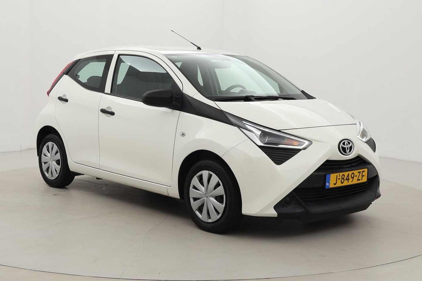 Toyota Aygo - 1.0 VVT-i x-fun | Airco | Bluetooth | Elektrische ramen voor | Multifunctioneel stuurwiel - AutoWereld.nl