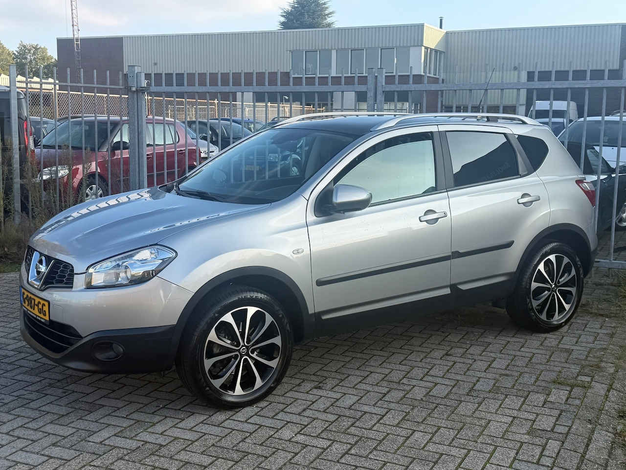 Nissan Qashqai - 2.0 Connect Edition 140PK AUTOMAAT NIEUWSTAAT! PANO l CAMERA l NAVI l AFNEEM HAAK l CRUISE - AutoWereld.nl