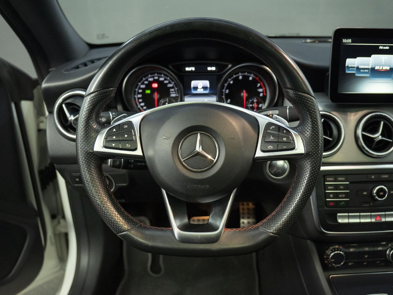 Mercedes-Benz CLA-Klasse - 180 AMG Night Edition Plus | Automaat | Airco | Sportstoelen | Stoelverwarming | Panorama - AutoWereld.nl