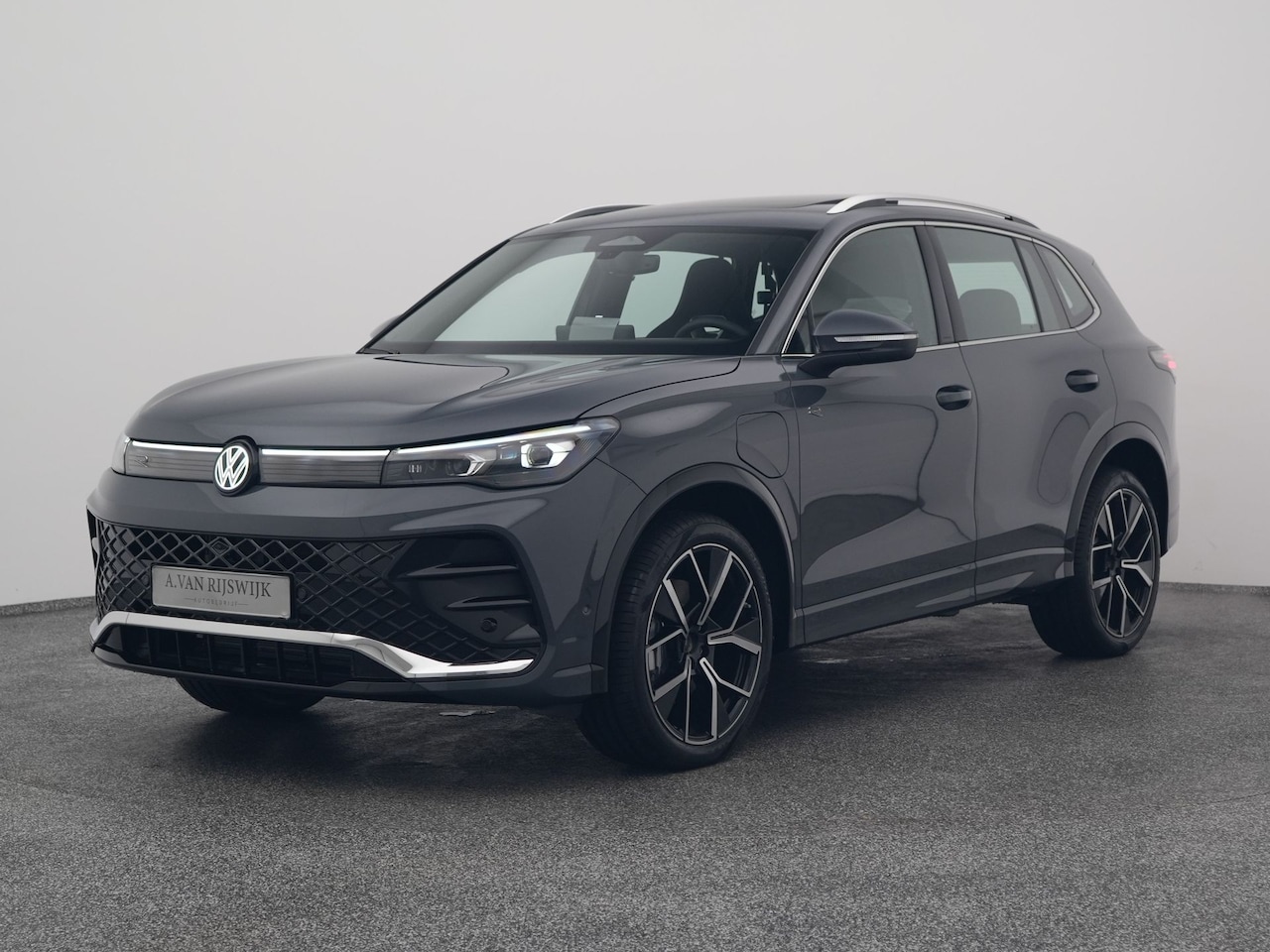 Volkswagen Tiguan - 1.5 eHybrid R-Line NEW | PANO | 360° | HUD | ADAPTIVE | STOELMASSAGE | STOEL- EN STUURVERW - AutoWereld.nl