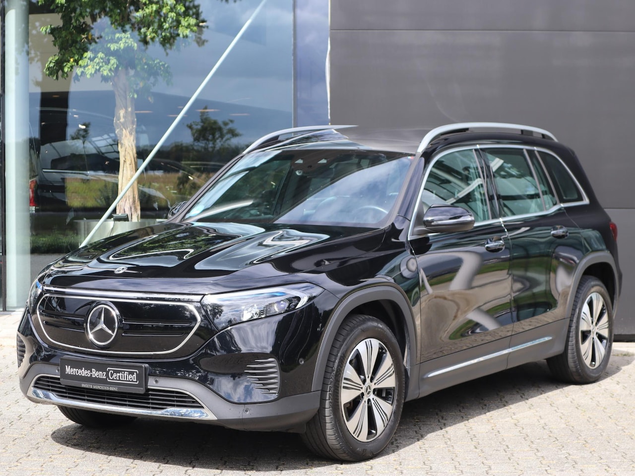 Mercedes-Benz EQB - 250 Luxury Line 67 kWh l Panoramadak l Stoelverwarming l Achteruitrij camera - AutoWereld.nl