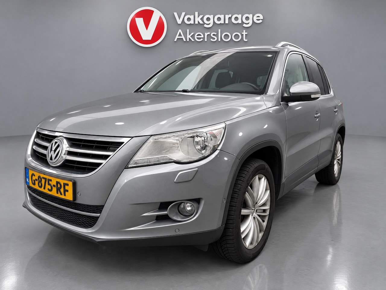 Volkswagen Tiguan - 1.4 TSI Sport&Style / Parkeersensoren / Bluetooth / Airco / Navi / Trekhaak - AutoWereld.nl