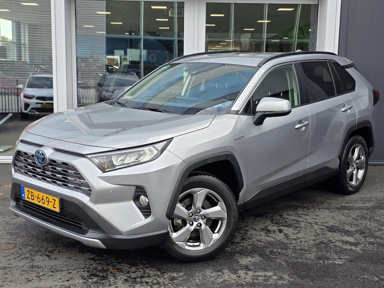 Toyota RAV4 - 2.5 Hybrid AWD First Edition Trekhaak | Dodehoekdetectie | Parkeersensoren | 360 camera - AutoWereld.nl