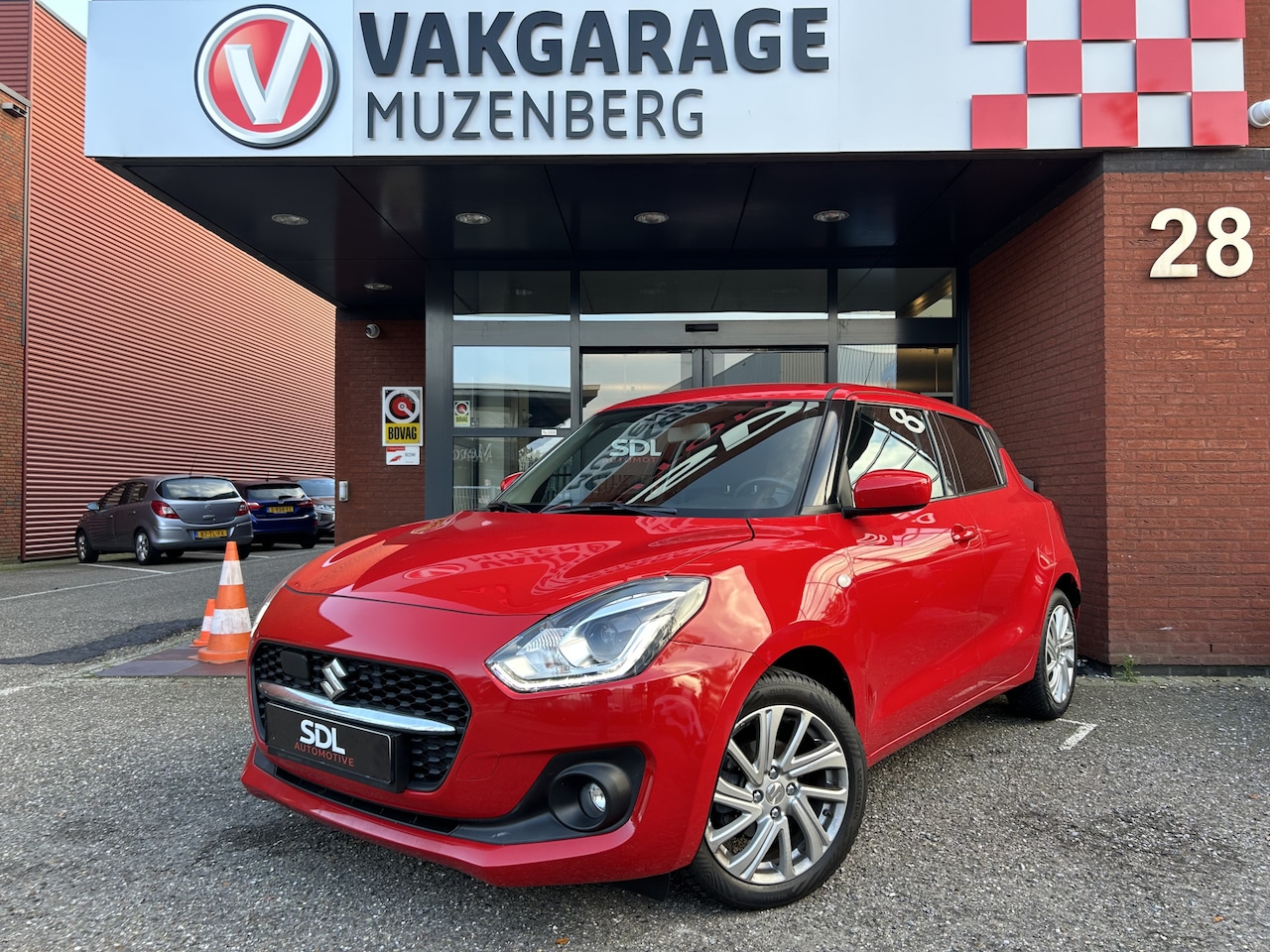 Suzuki Swift - 1.2 Style Smart Hybrid // DODEHOEK // ADAPT. CRUISE // CAMERA+SENSOREN // STOELVERWARMING - AutoWereld.nl