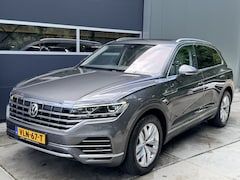 Volkswagen Touareg - 3.0TDI 230pk 4-Motion R-line Grijs Kenteken Luchtvering Trekhaak Matrix Leder Camera Panor