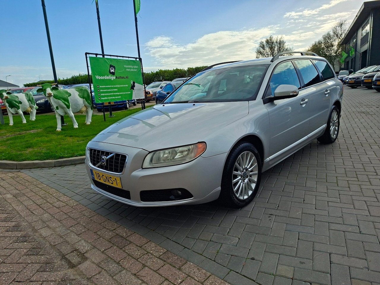 Volvo V70 - 2.4D Momentum / AUTOMAAT / APK t/m juli 2027 - AutoWereld.nl