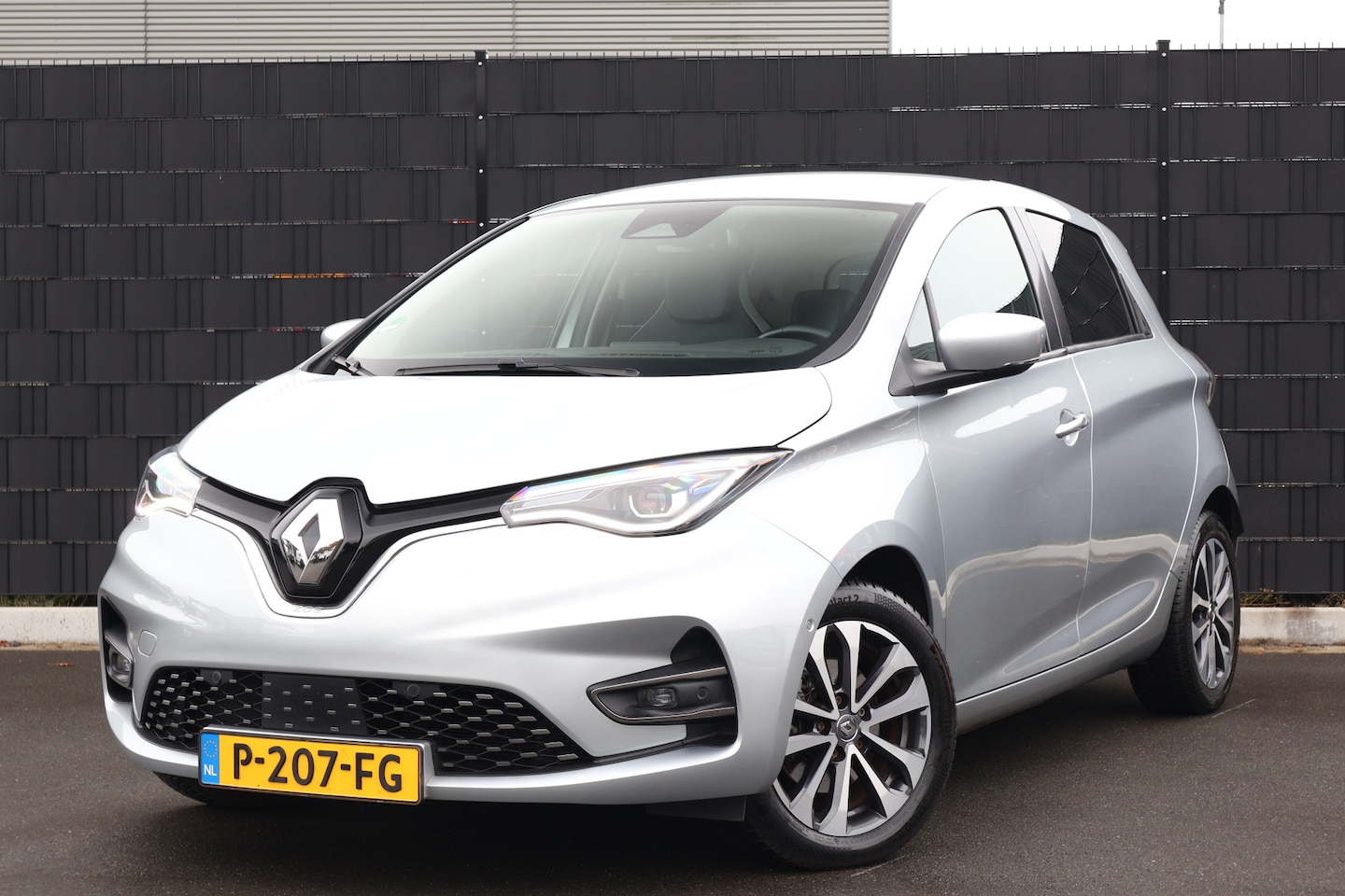 Renault Zoe - R135 Intens 52 kWh Koopaccu | Stoel-/Stuurverwarming | Camera | Navigatie | Cruise Control - AutoWereld.nl