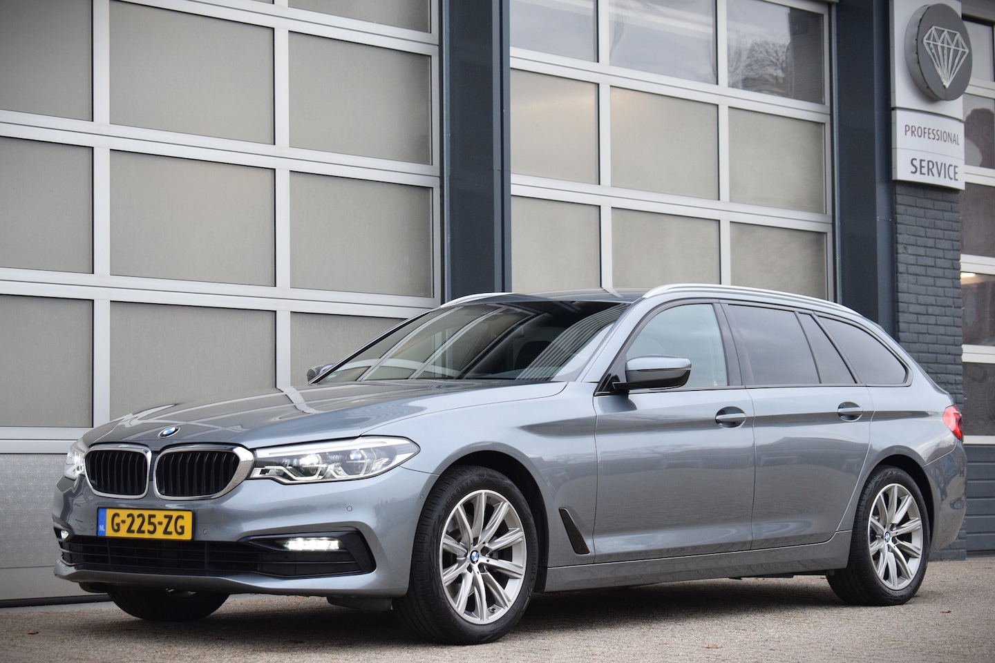 BMW 5-serie Touring - 520i High Executive Edition | Sportline | Leer | Camera | OrigNL - AutoWereld.nl