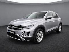 Volkswagen T-Roc - 1.5 TSI 150pk Style DSG Automaat / Trekhaak / Digital Cockpit / 17"LM velgen / Navigatie /