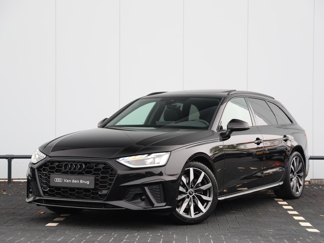 Audi A4 Avant - 35 TFSI S edition Competition 150 pk | Panorama dak | B&O | Trekhaak | Stoelverwarming | S - AutoWereld.nl