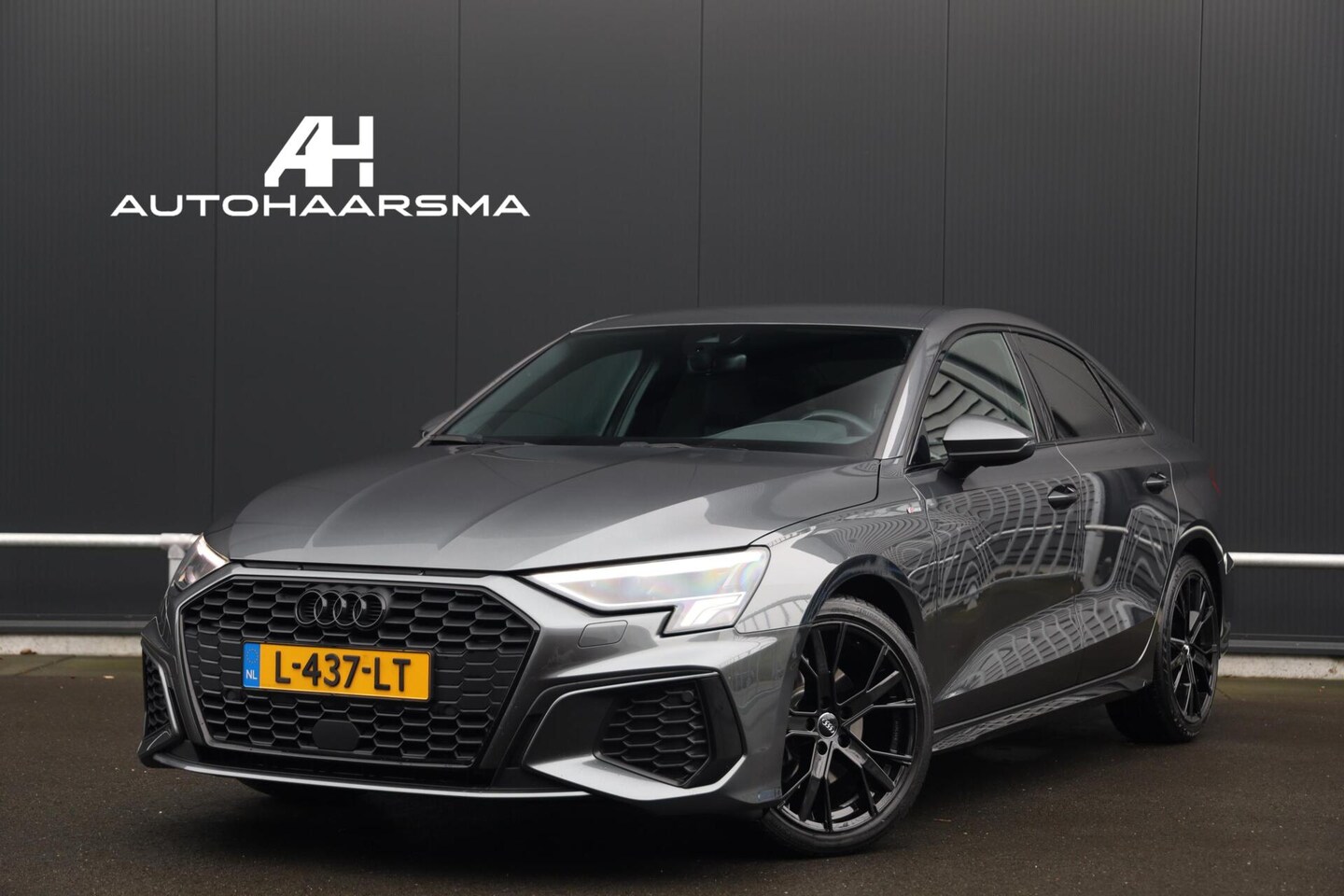 Audi A3 Limousine - 30 TFSI 110pk S edition Black Optic 18-inch Getint glas Afgevlakt stuur Trekhaak Sportstoe - AutoWereld.nl