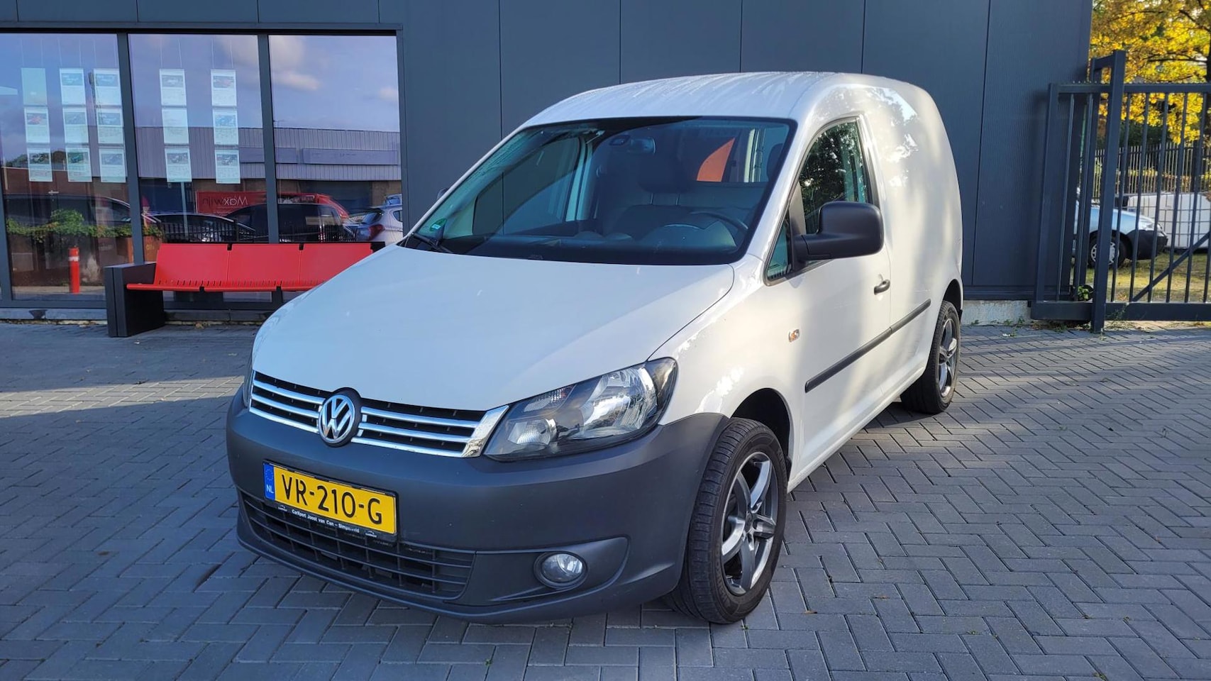 Volkswagen Caddy - 1.6 TDI handgeschakeld met Airco APK t/m 30-8-2027 - AutoWereld.nl