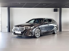 BMW 5-serie Touring - 530e | M Sport | Glazen Panoramadak | Stoelverwarming | Achteruitrijcamera | Trekhaak |
