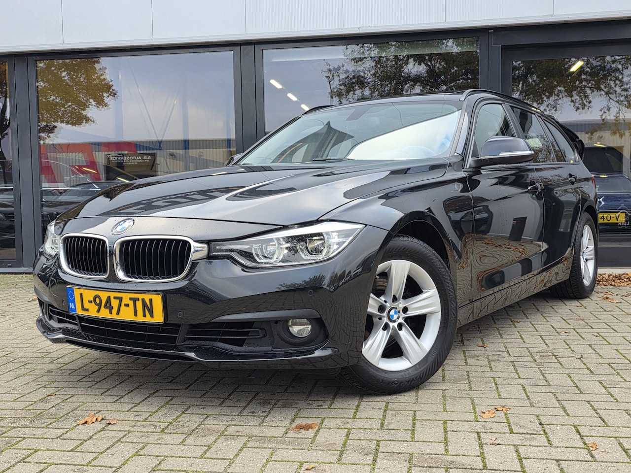 BMW 3-serie Touring - 320i Luxury + PANO DAK + LED + HALF LEER - AutoWereld.nl