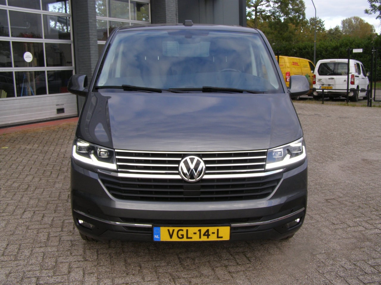 Volkswagen Transporter - 2.0 TDI L1H1 32 Bulli uitvoering met trekhaak en twee schuifdeuren en apple/android radio - AutoWereld.nl