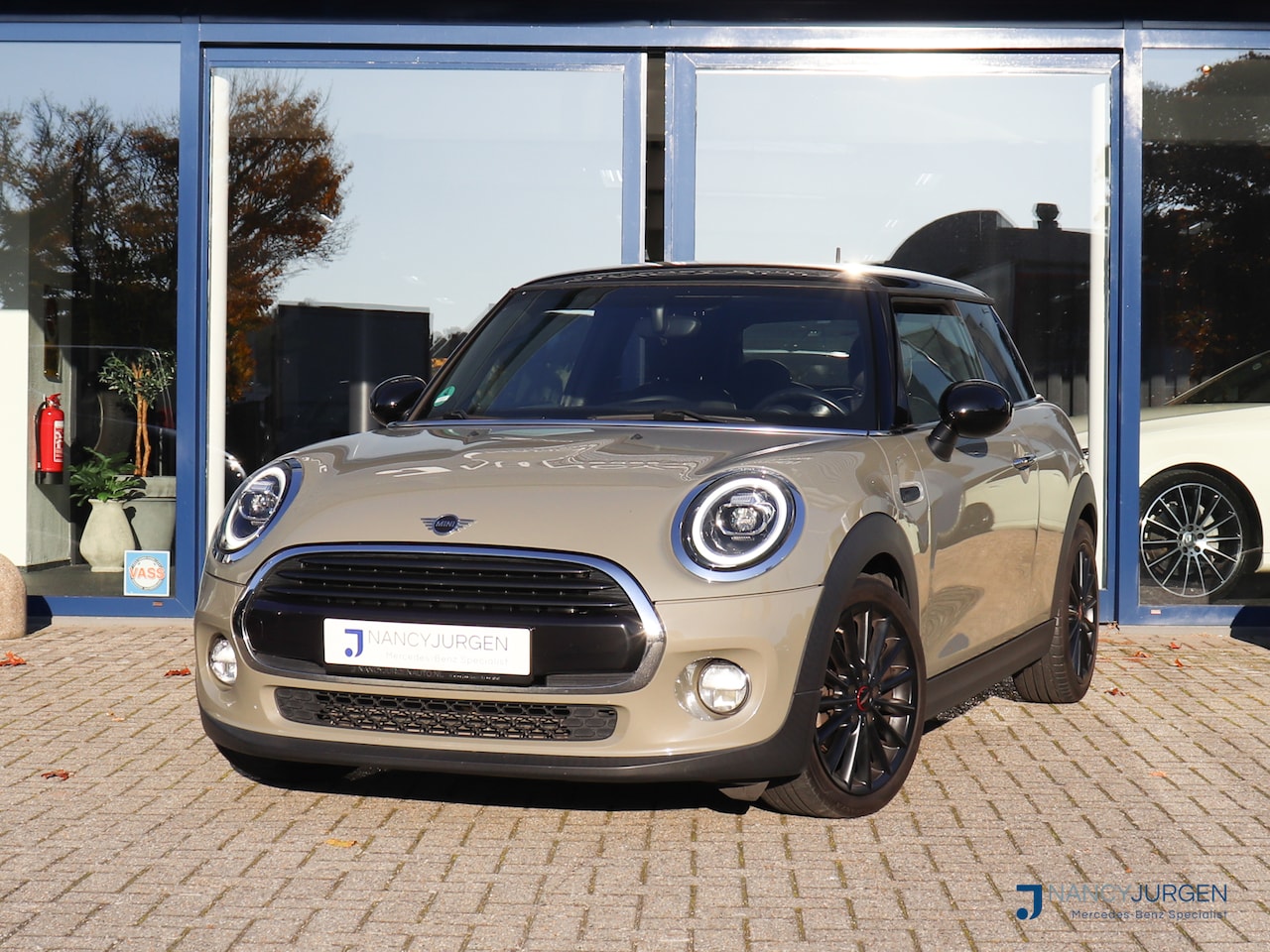 MINI 3-Deurs - 1.5 Cooper | Navi | Draadloos Opladen | LED Volledig | Parkeersensoren Achter | Accentkleu - AutoWereld.nl