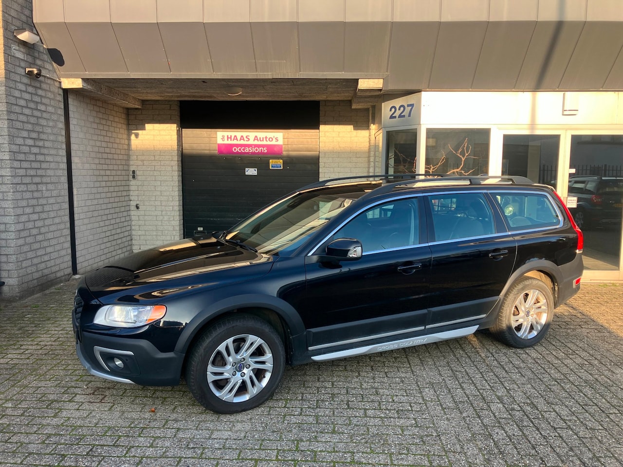 Volvo XC70 - 2.0 D4 FWD Momentum / 5 CILINDER / BLIS / CRUISE ADAPT / LEDER / NAVI - AutoWereld.nl