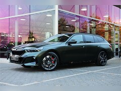 BMW 5-serie Touring - 530e M Sport Automaat / Panoramadak / Trekhaak / Bowers & Wilkins / M Multifunctionele Sto