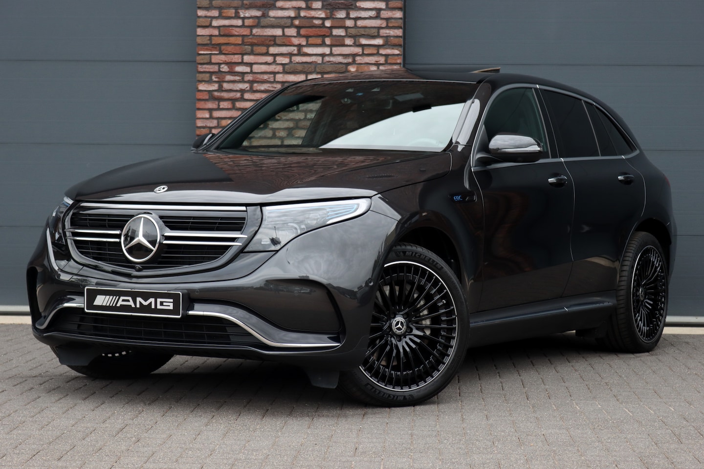 Mercedes-Benz EQC - 400 4MATIC AMG Line 80 kWh | Schuifdak | Distronic+ | HUD | Trekhaak | Memory | Advanced S - AutoWereld.nl