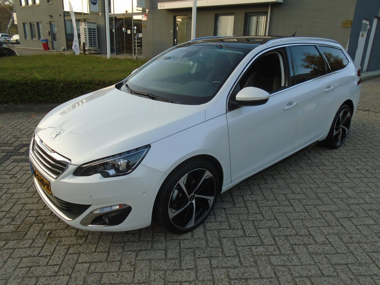 Peugeot 308 SW - 1.2 PureTech Allure Vol Automaat - AutoWereld.nl