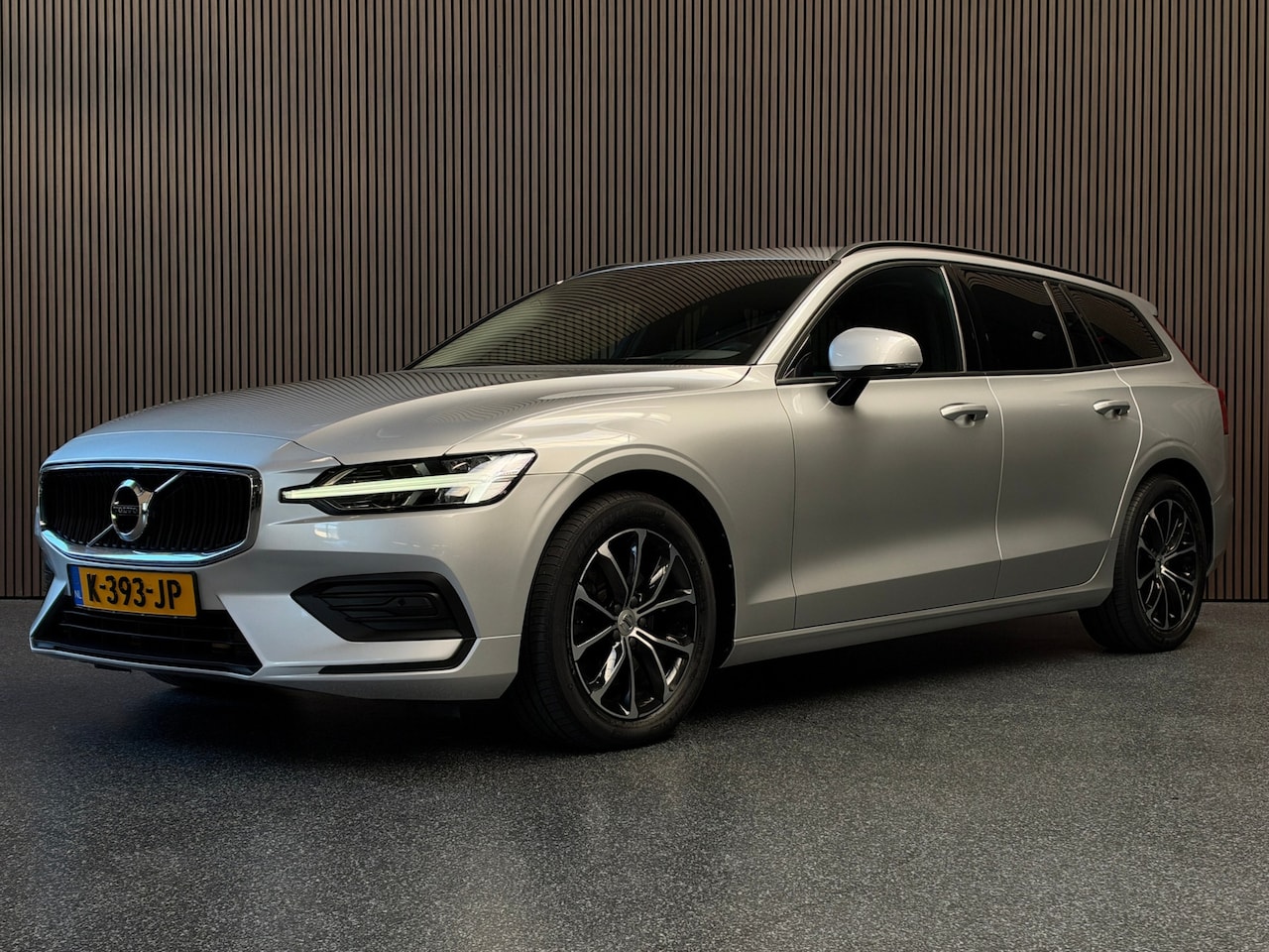 Volvo V60 - 2.0 B3 Momentum Advantage | Dealer onderhouden | Leer | NL Auto - AutoWereld.nl