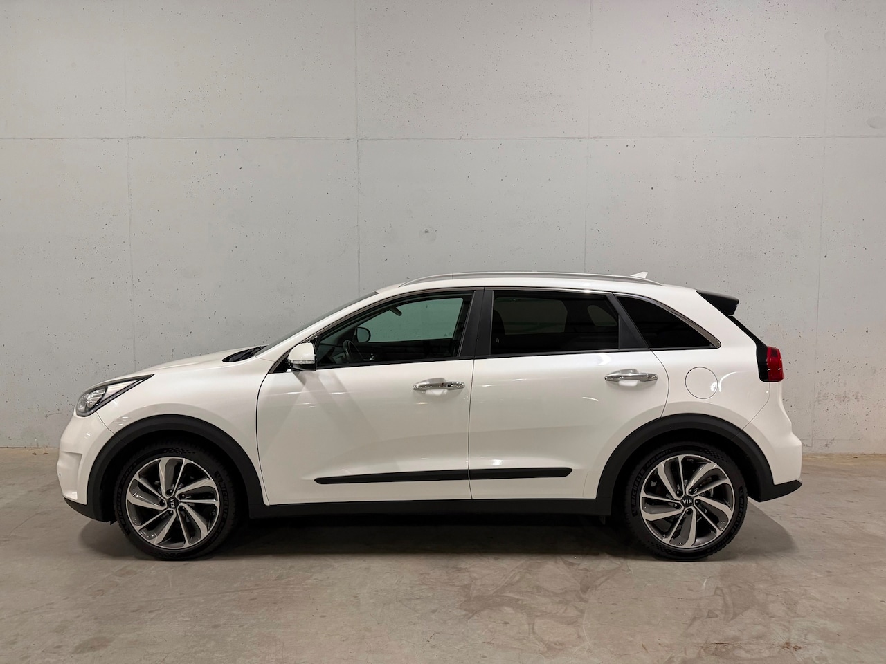 Kia Niro - 1.6 GDi Hybrid ExecutiveLine Leer Navi Camera JBL - AutoWereld.nl