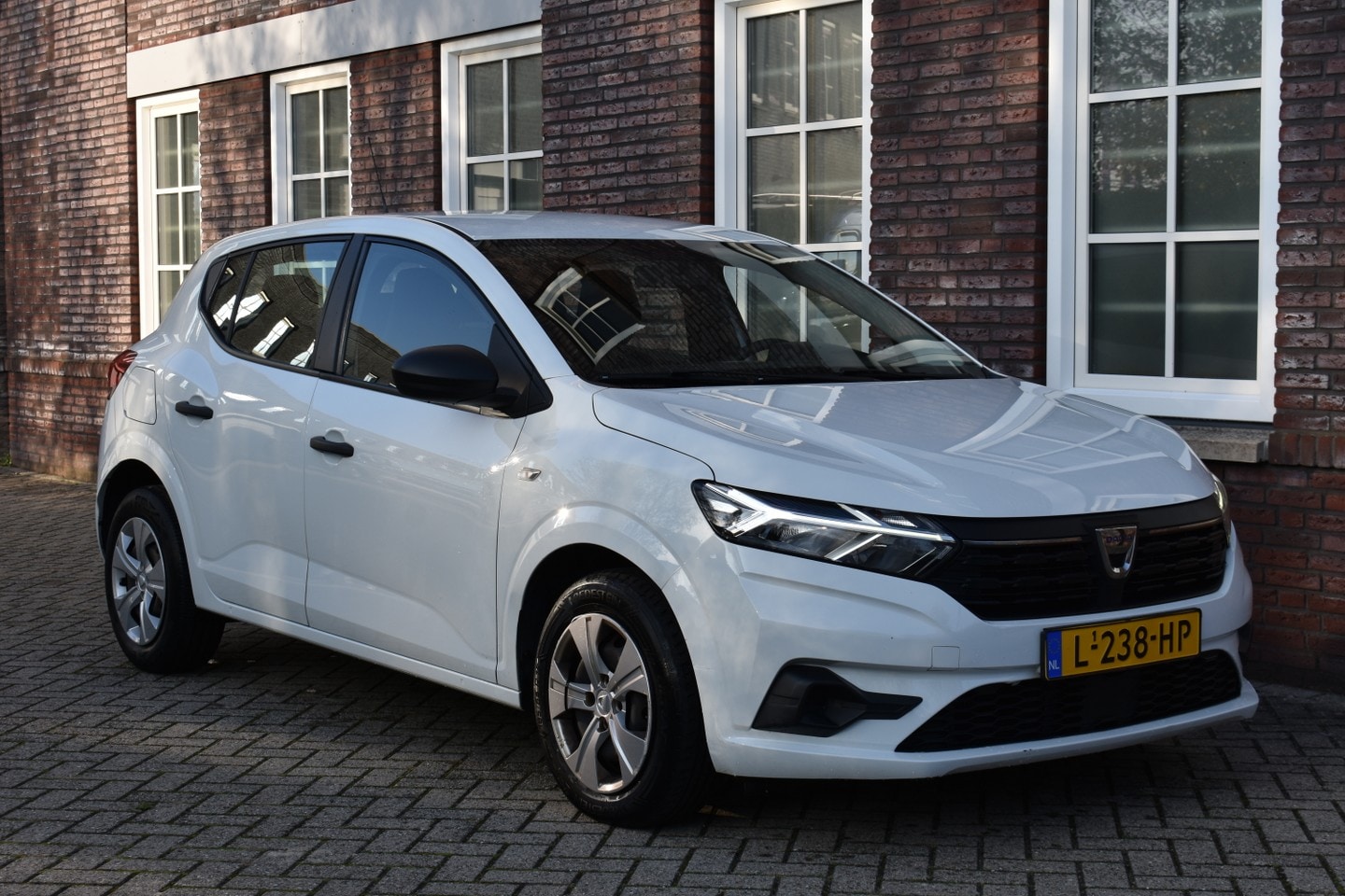 Dacia Sandero - Grib Automotive B.V. – Klein in schaal, groot in service! Welkom bij Grib Automotive B.V. - AutoWereld.nl
